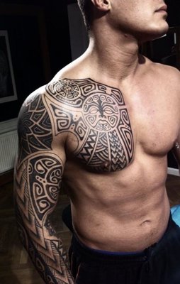  Tatouage maori, polynésien sur la poitrine et le bras